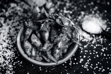 Geleneksel havuç turşu malzemelerle - kırmızı biber tozu ve zerdeçal tozu ile zencefil sarımsak yapıştırın ahşap tablo