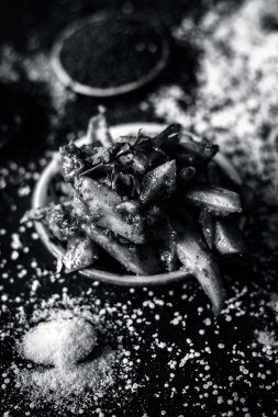 Geleneksel havuç turşu malzemelerle - kırmızı biber tozu ve zerdeçal tozu ile zencefil sarımsak yapıştırın ahşap tablo