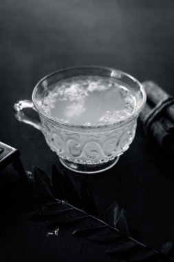 Bir ahşap yüzeyde malzemelerle limon zencefil çayı