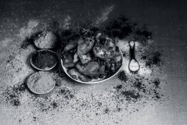 Ahşap yüzeyde baharatlar ile Teekha Laal Soliman.rwash veya baharatlı patates 