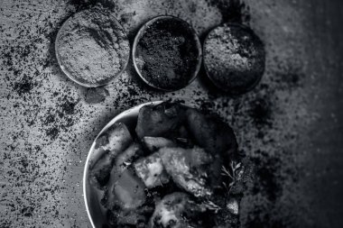 Ahşap yüzeyde baharatlar ile Teekha Laal Soliman.rwash veya baharatlı patates 