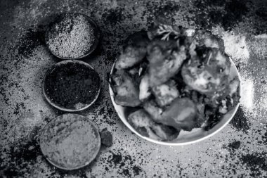 Ahşap yüzeyde baharatlar ile Teekha Laal Soliman.rwash veya baharatlı patates 