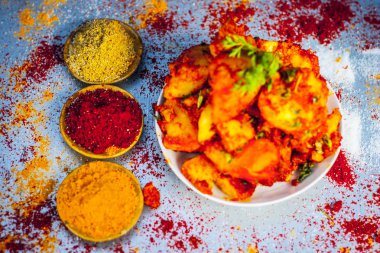 Ahşap yüzeyde baharatlar ile Teekha Laal Soliman.rwash veya baharatlı patates 