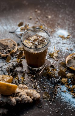 Bitkisel içkiyle Keşmir Kahwa kış sezonu Asya ve Hindistan karanlık gotik renklerde olan maddeler