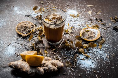 Bitkisel içkiyle Keşmir Kahwa kış sezonu Asya ve Hindistan karanlık gotik renklerde olan maddeler