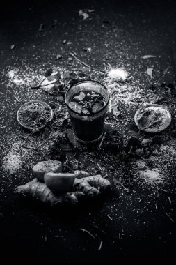 Bitkisel içki Keşmir Kahwa zencefil ve limon ile 