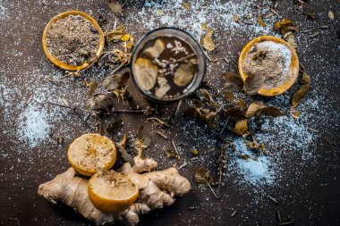 Bitkisel içkiyle Keşmir Kahwa kış sezonu Asya ve Hindistan karanlık gotik renklerde olan maddeler