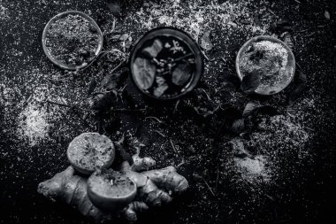 Bitkisel içkiyle Keşmir Kahwa kış sezonu Asya ve Hindistan karanlık gotik renklerde olan maddeler