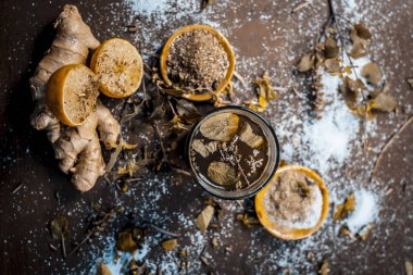 Bitkisel içkiyle Keşmir Kahwa kış sezonu Asya ve Hindistan karanlık gotik renklerde olan maddeler