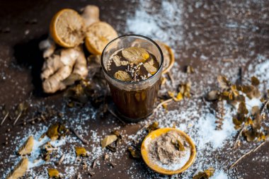 Bitkisel içkiyle Keşmir Kahwa kış sezonu Asya ve Hindistan karanlık gotik renklerde olan maddeler