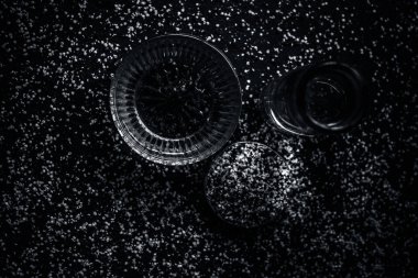 Ezilmiş kahverengi hardal tohumu, bal, fruktoz ve su ile kabızlık ayurvedik tedavi için malzemeler