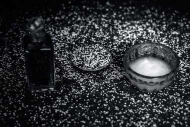 İyi ve pürüzsüz bir cilt için malzemeler ve kalın ve uzun saç görünümünü kapatın. Hindistan cevizi yağı, hardal tohumu ve mustards yağı