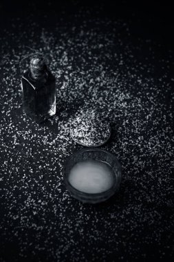 İyi ve pürüzsüz bir cilt için malzemeler ve kalın ve uzun saç görünümünü kapatın. Hindistan cevizi yağı, hardal tohumu ve mustards yağı