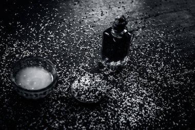 İyi ve pürüzsüz bir cilt için malzemeler ve kalın ve uzun saç görünümünü kapatın. Hindistan cevizi yağı, hardal tohumu ve mustards yağı