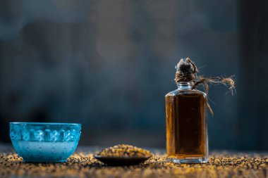 İyi ve pürüzsüz bir cilt için malzemeler ve kalın ve uzun saç görünümünü kapatın. Hindistan cevizi yağı, hardal tohumu ve mustards yağı