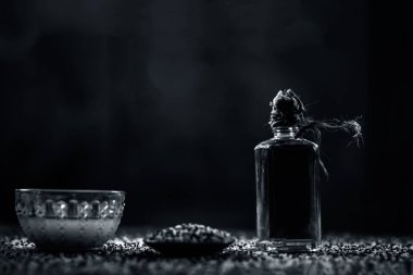 İyi ve pürüzsüz bir cilt için malzemeler ve kalın ve uzun saç görünümünü kapatın. Hindistan cevizi yağı, hardal tohumu ve mustards yağı