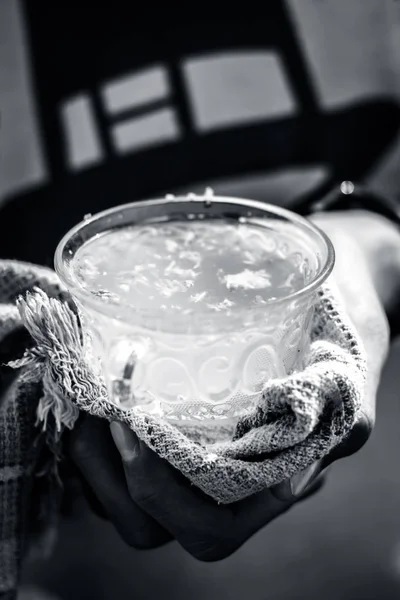 Una Mano Humana Sosteniendo Limón Jengibre Blanco Con Una Toalla — Foto de Stock
