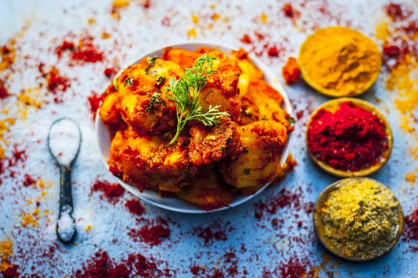 Teekha Laal Batata Spicy Aardappelen Met Specerijen Houten Oppervlak — Stockfoto