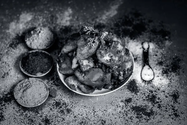 Πατάτες Teekha Laal Batata Πικάντικα Μπαχαρικά Ξύλινη Επιφάνεια — Φωτογραφία Αρχείου