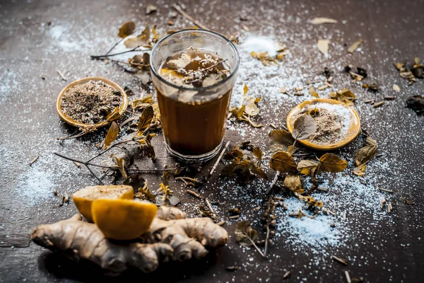 Bitkisel içkiyle Keşmir Kahwa kış sezonu Asya ve Hindistan karanlık gotik renklerde olan maddeler