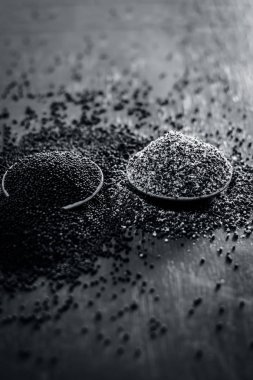 Ahşap bir yüzey üzerinde ham hardal tohumu  