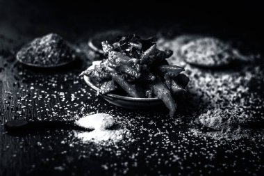 Popüler Hint salatalık turşu görünümünü kadar baharat ve otlar bir ahşap yüzey üzerinde karanlık gotik renklerde de dahil olmak üzere tüm malzemeleri ile yakın