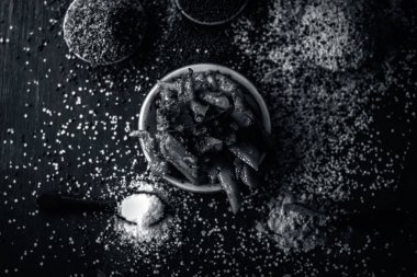 Popüler Hint salatalık turşu görünümünü kadar baharat ve otlar bir ahşap yüzey üzerinde karanlık gotik renklerde de dahil olmak üzere tüm malzemeleri ile yakın