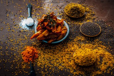 Popüler Hint salatalık turşu görünümünü kadar baharat ve otlar bir ahşap yüzey üzerinde karanlık gotik renklerde de dahil olmak üzere tüm malzemeleri ile yakın