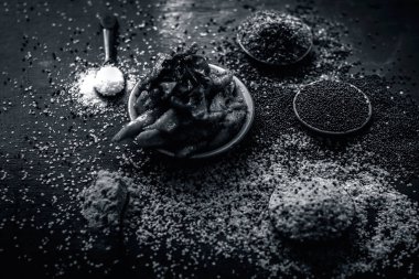 Popüler Hint salatalık turşu görünümünü kadar baharat ve otlar bir ahşap yüzey üzerinde karanlık gotik renklerde de dahil olmak üzere tüm malzemeleri ile yakın