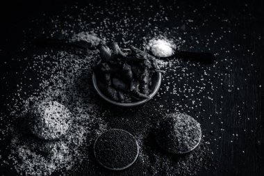 Popüler Hint salatalık turşu görünümünü kadar baharat ve otlar bir ahşap yüzey üzerinde karanlık gotik renklerde de dahil olmak üzere tüm malzemeleri ile yakın
