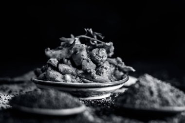 Popüler Hint salatalık turşu görünümünü kadar baharat ve otlar bir ahşap yüzey üzerinde karanlık gotik renklerde de dahil olmak üzere tüm malzemeleri ile yakın