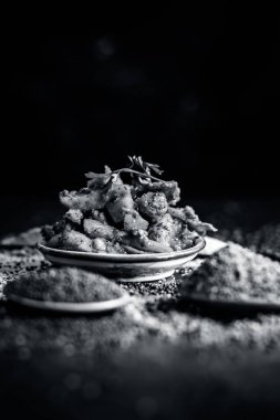 Masada servis edilen otantik otlar, yakın çekim.