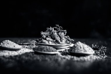 Masada servis edilen otantik otlar, yakın çekim.