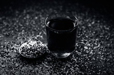 Masada ezilmiş hardal tohumu hardal suyla