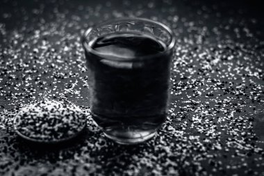 Çıkarılan su ile ezilmiş hardal tohumu hardal tohumu bir şeffaf cam görünümünü kapat