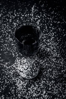 Çıkarılan su ile ezilmiş hardal tohumu hardal tohumu bir şeffaf cam görünümünü kapat