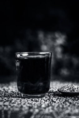 Çıkarılan su ile ezilmiş hardal tohumu hardal tohumu bir şeffaf cam görünümünü kapat