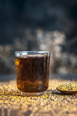 Çıkarılan su ile ezilmiş hardal tohumu hardal tohumu bir şeffaf cam görünümünü kapat