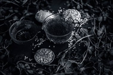 Bal ile Çemen otu çayı, Çemen otu yaprakları ve bir ahşap yüzeye karanlık gotik renklerde tohumlar 