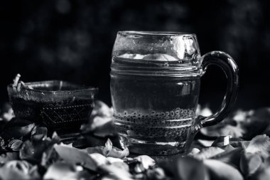 Gül şurubu ve bal oluşan idian içki nam manglak yakın çekim