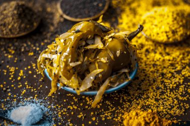 Hint Lahana Turşu ahşap masa üzerinde baharatlar ile yakın çekim