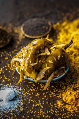 Hint Lahana Turşu ahşap masa üzerinde baharatlar ile yakın çekim