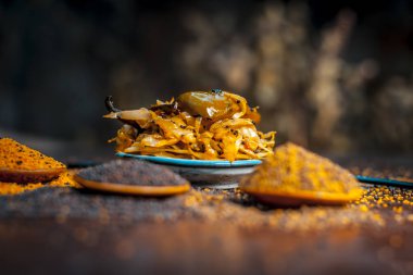 Popüler Hint lahana turşusu ile tüm baharat ve diğer sebze karanlık gotik renklerde bir ahşap yüzeye.