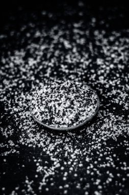 Ezilmiş hardal tohumu görünümü karanlık gotik renklerde bir ahşap yüzeye kadar kapatın.