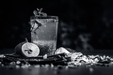 Hint popüler yaz içeceği reyhan içki ile limon ve şeker bir ahşap yüzey üzerinde karanlık gotik renklerde 