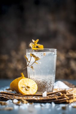 Hint popüler yaz içeceği reyhan içki ile limon ve şeker bir ahşap yüzey üzerinde karanlık gotik renklerde 