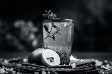 Hint popüler yaz içeceği reyhan içki ile limon ve şeker bir ahşap yüzey üzerinde karanlık gotik renklerde 