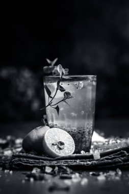 Hint popüler yaz içeceği reyhan içki ile limon ve şeker bir ahşap yüzey üzerinde karanlık gotik renklerde 