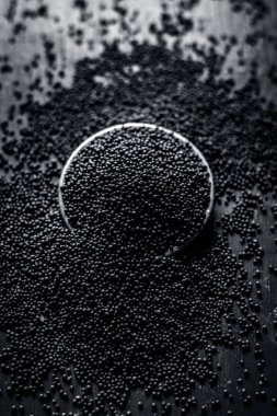 Hardal tohumu bir ahşap yüzey üzerinde küçük bir tabak içinde yakın çekim