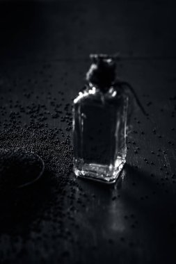 Hardal tohumu görünümünü kadar karanlık gotik renklerde ahşap yüzeyde ayıklanan petrol ile yakın